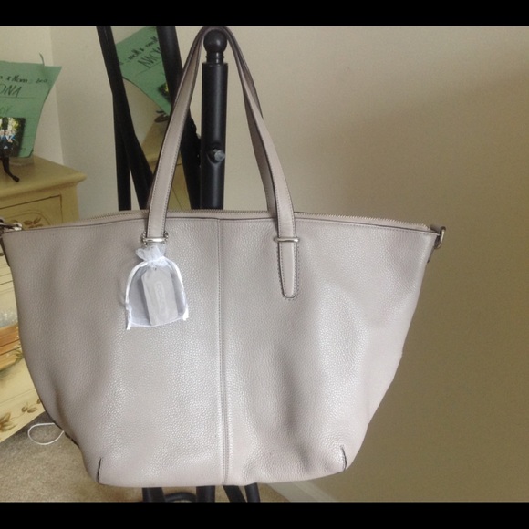 Coach Handbags - Like New Coach L Bleecker Cooper